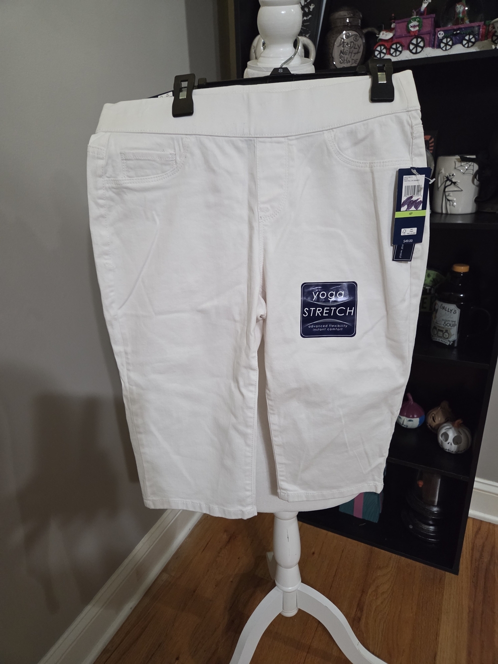 Bandolino White Stretch Capri Pants